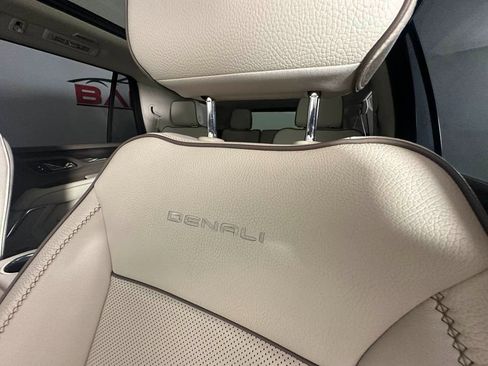 Used 2021 GMC Yukon Denali w/ Denali Premium Package image 14