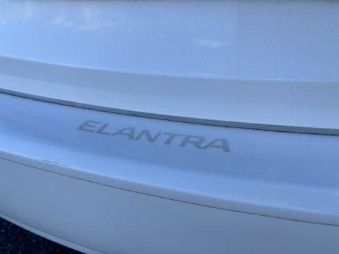 Used 2013 Hyundai Elantra GLS w/ Preferred Pkg FWD image 10