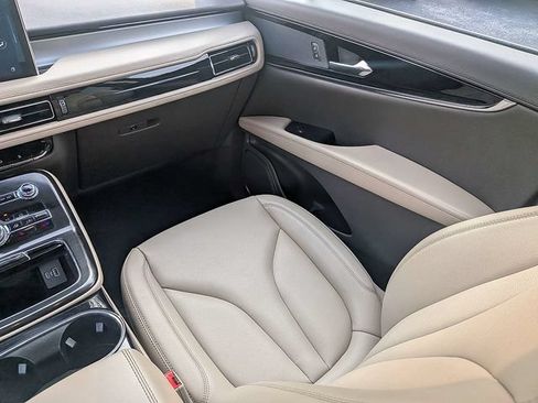 Used 2022 Lincoln Nautilus FWD w/ Premium Package image 18
