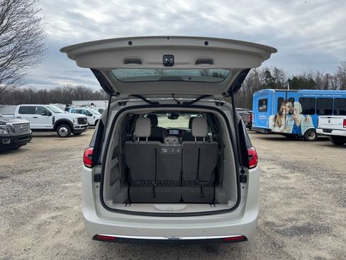 Used 2021 Chrysler Pacifica Touring-L w/ Premium & Safety Sphere Group image 10