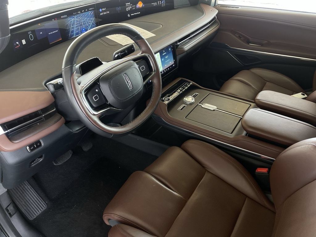 Used 2025 Lincoln Navigator Reserve AWD/4WD image 10