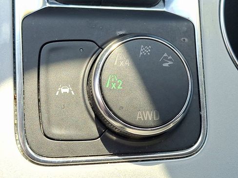 Used 2025 Chevrolet Blazer LT AWD/4WD image 24