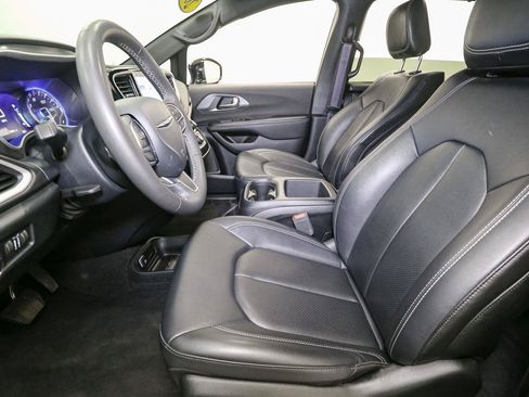 Used 2025 Chrysler Pacifica Select FWD image 43