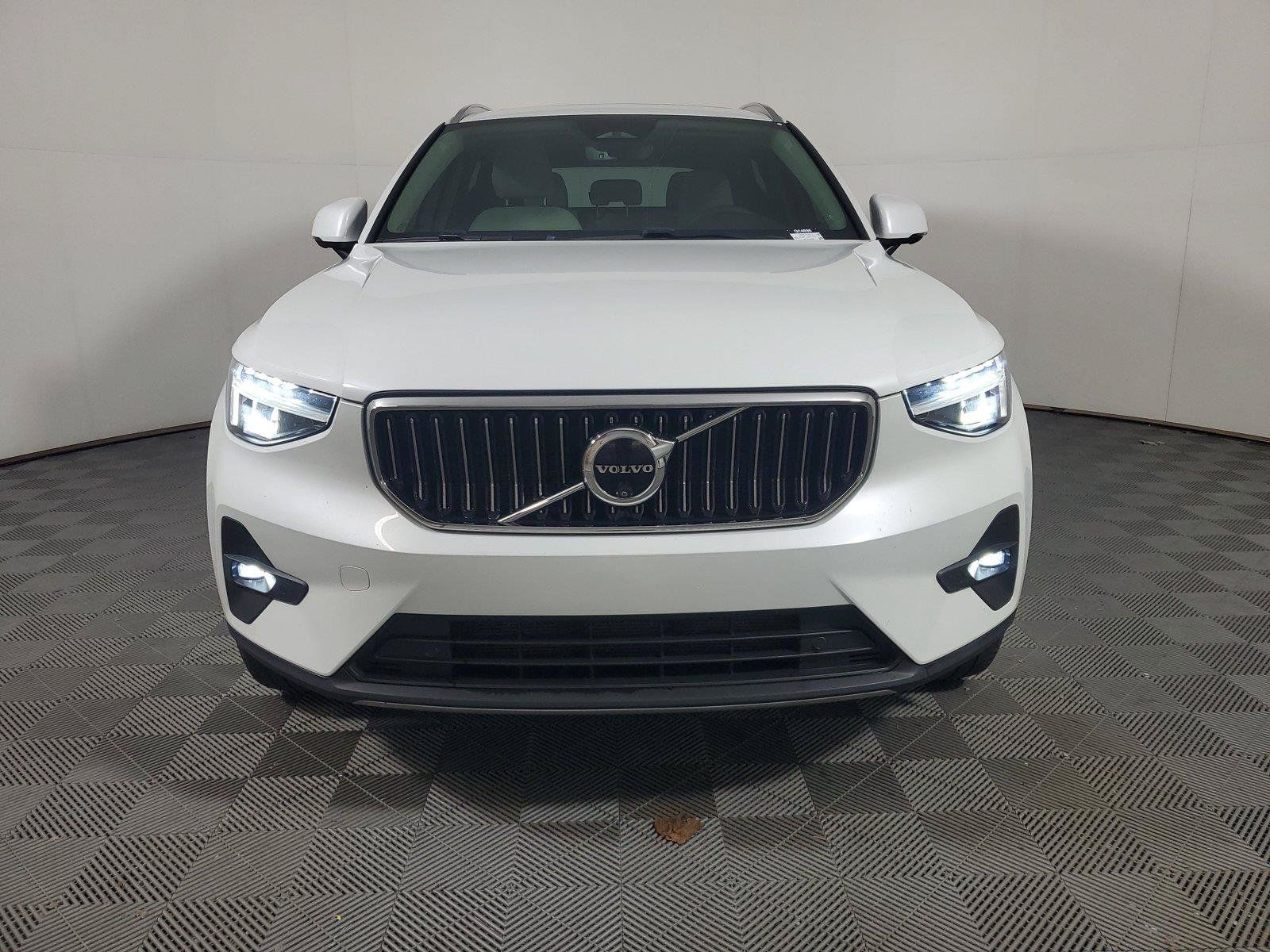 Used 2024 Volvo XC40 B5 Plus w/ Protection Package Premier AWD/4WD image 2