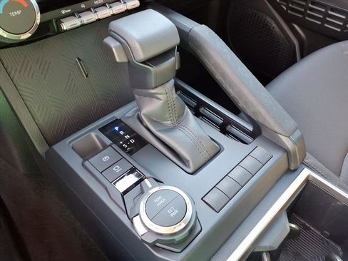 Used 2025 Toyota Tacoma SR5 AWD/4WD image 31