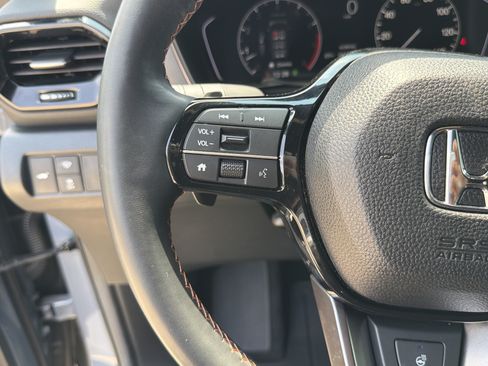 Used 2025 Honda Pilot TrailSport image 15