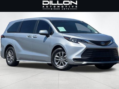 Used 2024 Toyota Sienna LE AWD/4WD image 1
