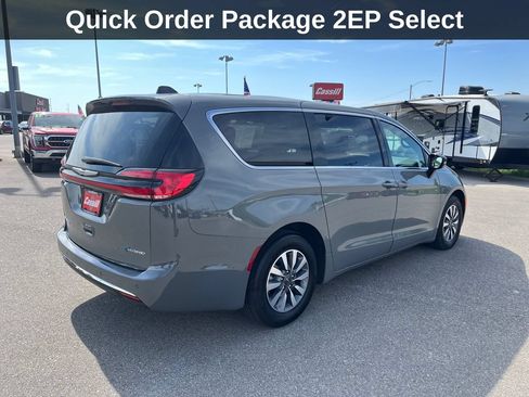 Used 2025 Chrysler Pacifica Select FWD image 6