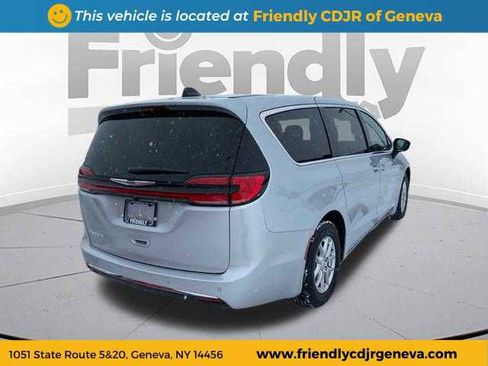 New 2026 Chrysler Pacifica Select image 5