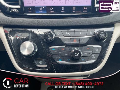 Used 2024 Chrysler Pacifica Touring-L FWD image 22