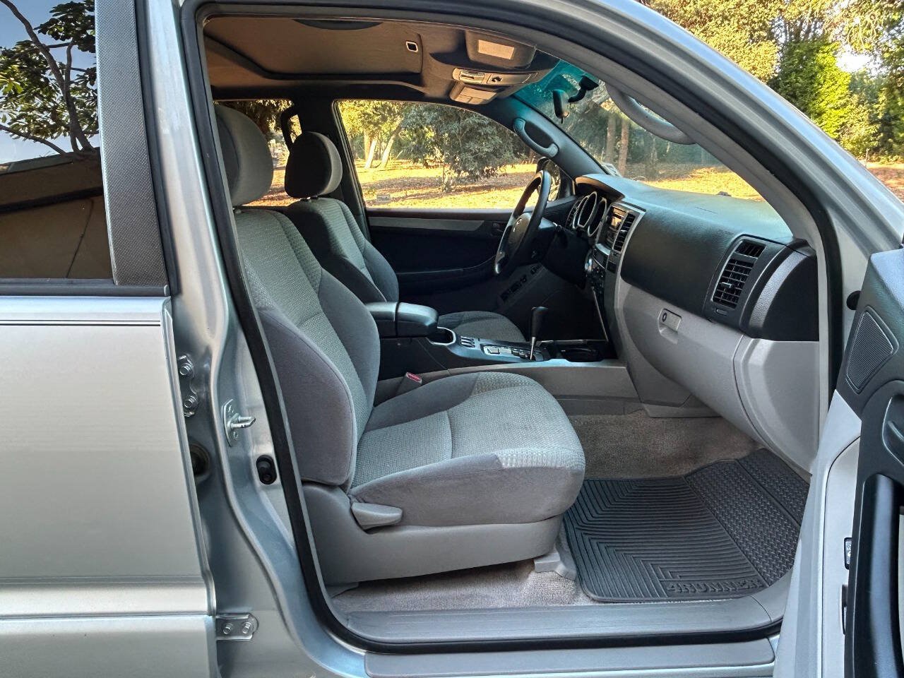 Used 2005 Toyota 4Runner SR5 AWD/4WD image 33