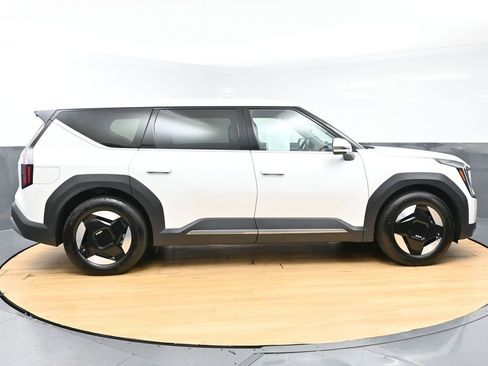 Used 2024 Kia EV9 Light RWD image 8