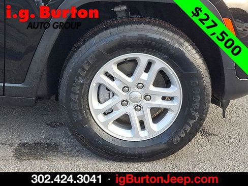 Certified 2023 Jeep Grand Cherokee Laredo image 8