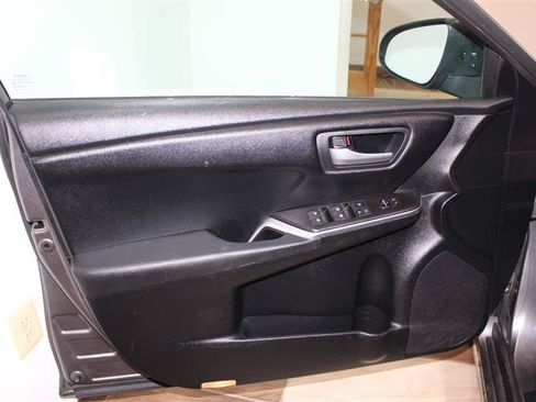 Used 2016 Toyota Camry SE FWD image 27