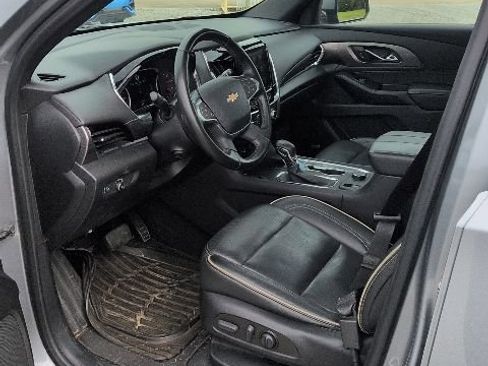 Used 2023 Chevrolet Traverse Premier FWD image 7