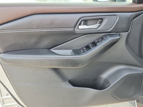 Used 2022 Nissan Rogue SV w/ SV Premium Package image 9