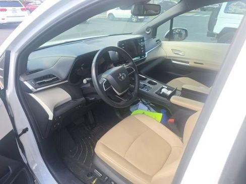 Used 2024 Toyota Sienna XLE w/ XLE Plus Package FWD image 3
