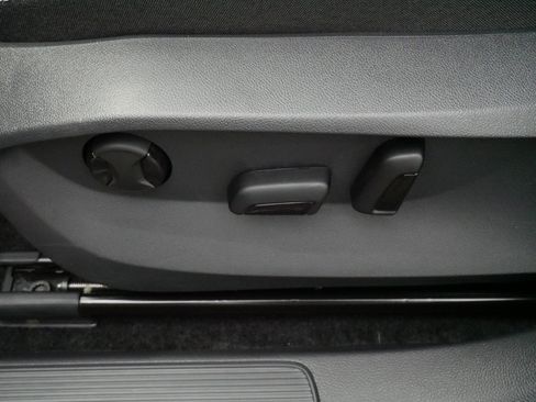 Certified 2025 Volkswagen Taos SE AWD/4WD image 20