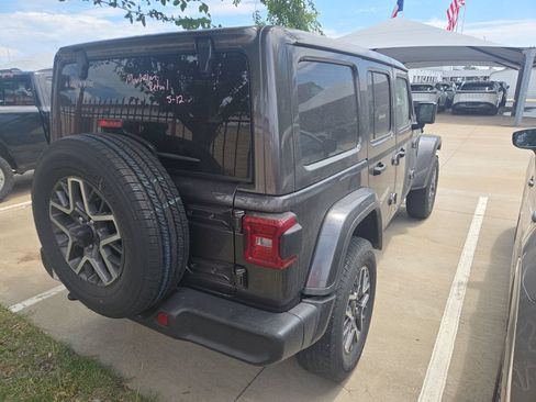 Used 2025 Jeep Wrangler Unlimited Sahara AWD/4WD image 2