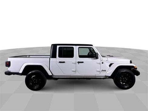 Used 2023 Jeep Gladiator Overland image 9