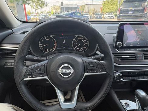 Used 2025 Nissan Altima 2.5 SV FWD image 17