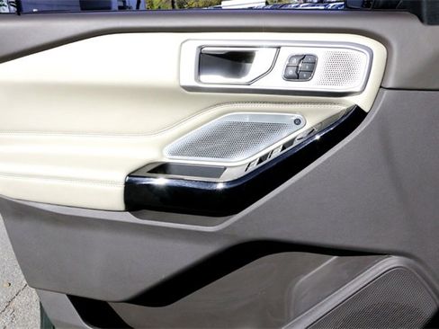 Used 2021 Ford Explorer Platinum w/ Premium Technology Package image 22