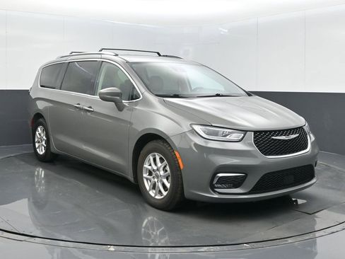 Used 2021 Chrysler Pacifica Touring-L image 2