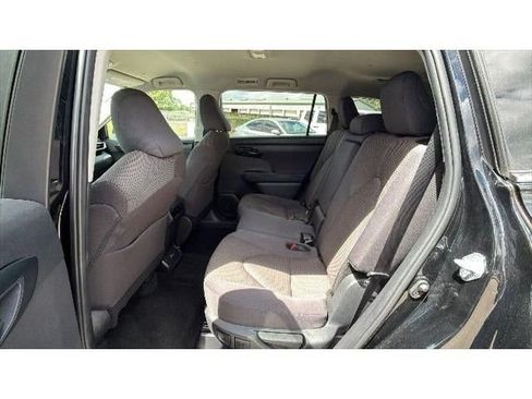 Certified 2025 Toyota Highlander LE FWD image 35