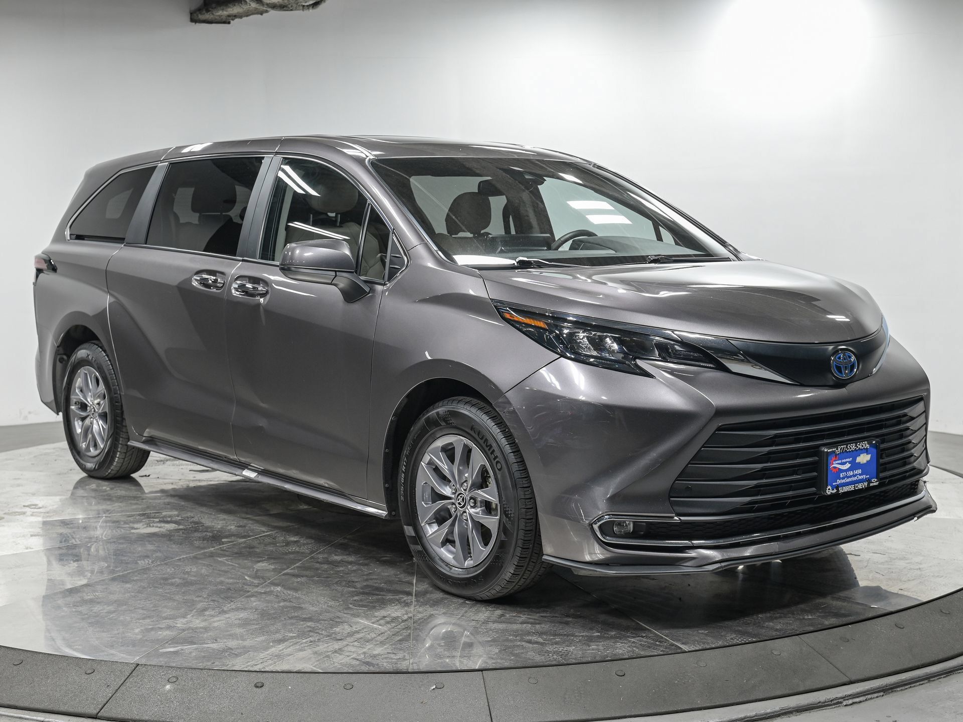 Used 2024 Toyota Sienna XLE FWD image 8