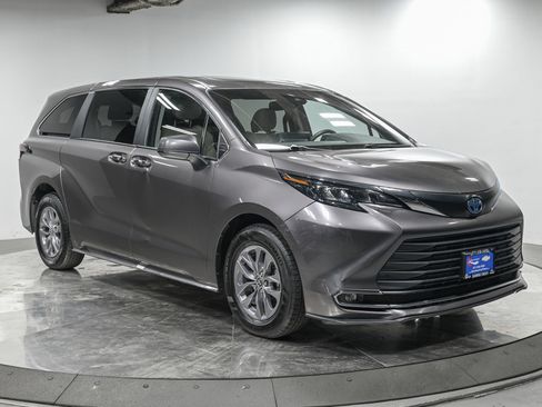 Used 2024 Toyota Sienna XLE FWD image 8