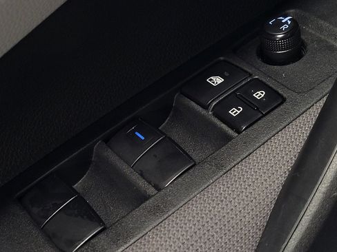 Used 2020 Toyota Corolla LE FWD image 27