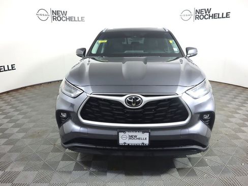 Used 2023 Toyota Highlander XLE image 2