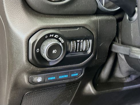Used 2021 Jeep Wrangler Unlimited Sahara AWD/4WD image 17
