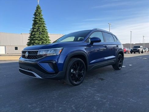 Used 2022 Volkswagen Taos SE w/ Panoramic Sunroof Package image 3