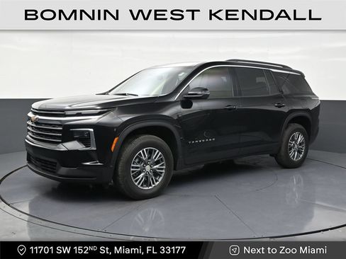 Used 2025 Chevrolet Traverse LT FWD image 1