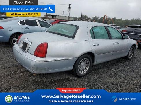 Used 2001 Lincoln Town Car Signature image 4