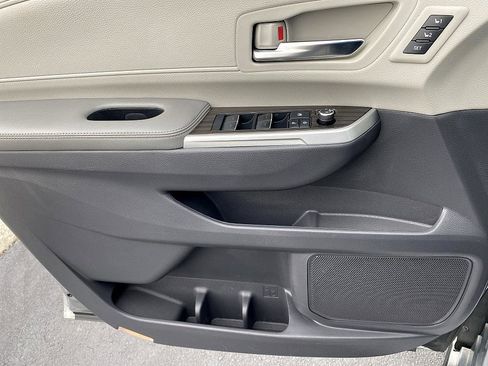 Used 2021 Toyota Sienna Limited image 9