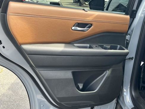 Used 2025 Nissan Pathfinder Platinum FWD image 18