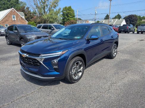 Used 2024 Chevrolet Trax LT w/ LT Convenience Package FWD image 3