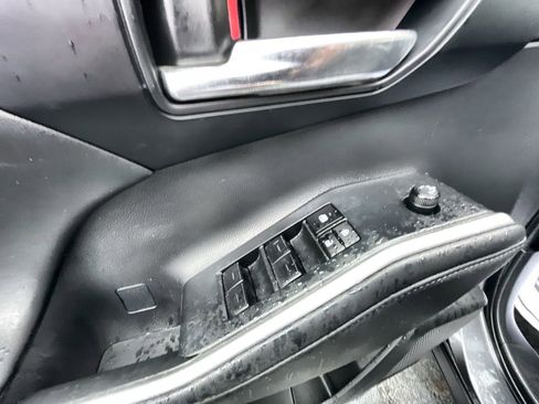 Used 2023 Toyota Highlander XLE image 24