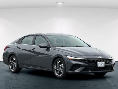 Used 2024 Hyundai Elantra Limited FWD image 5