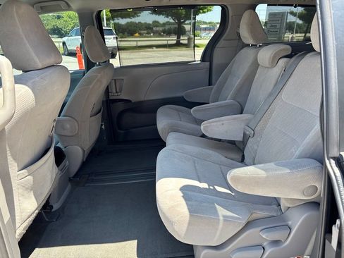 Used 2017 Toyota Sienna LE FWD image 46