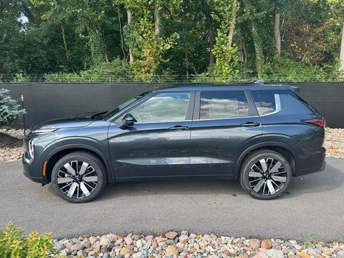 New 2025 Mitsubishi Outlander SE image 2