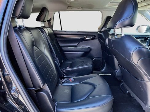 Used 2022 Toyota Highlander XLE AWD/4WD image 28