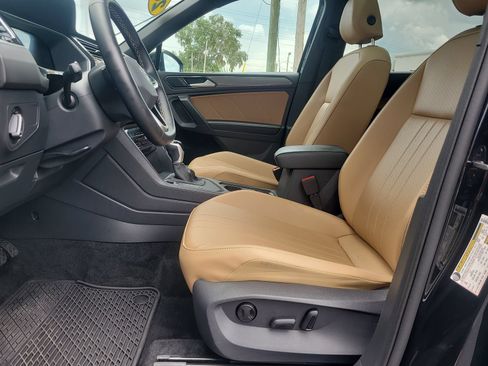 Used 2024 Volkswagen Tiguan SE w/ Panoramic Sunroof Package FWD image 16