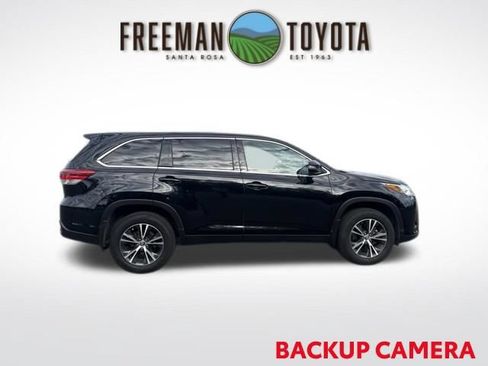 Used 2019 Toyota Highlander LE AWD/4WD image 4