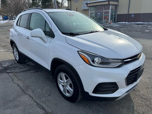 Used 2018 Chevrolet Trax LT w/ LT Convenience Package image 3