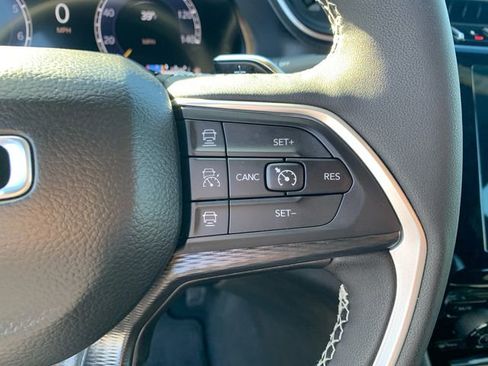 Used 2025 Jeep Grand Cherokee Laredo X w/ Luxury Tech Group I image 23