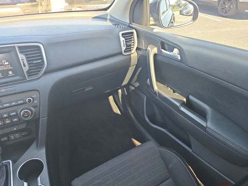 Used 2018 Kia Sportage LX w/ LX Popular Package image 11