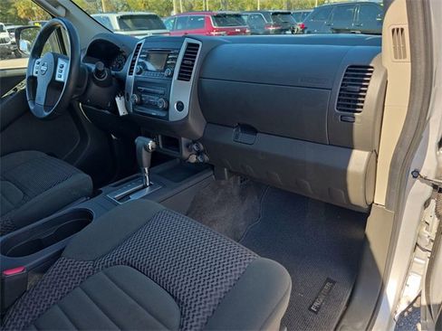 Used 2014 Nissan Frontier SV image 11